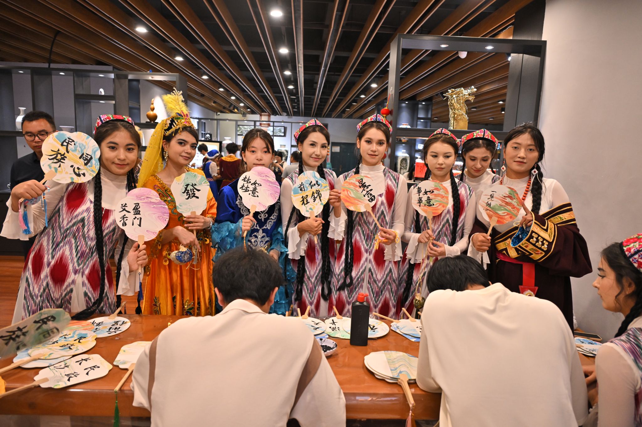 湘吐千里汇情长 石榴花开映民院——吐鲁番“石榴籽·祖国行”走进长沙民政职院 会议会展服务