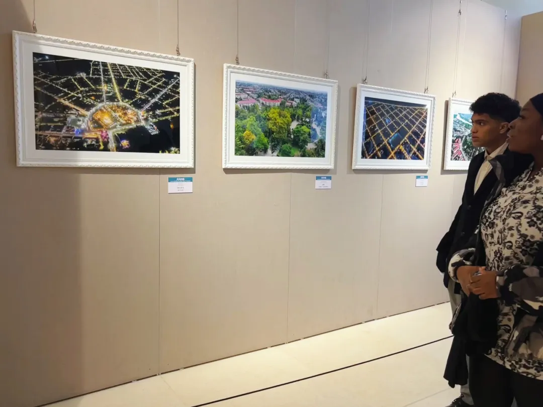 友城映像 四川文化艺术学院组织留学生参与绵阳与波季市摄影展，深化文化交流